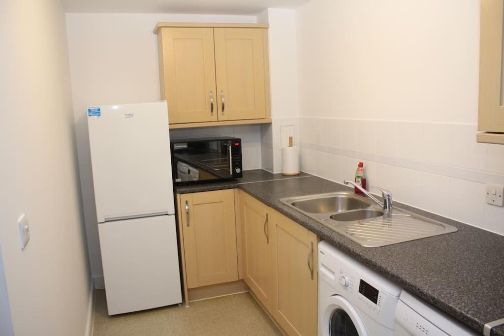 2 Bed 2 Bath Apartment & Parking - Lgw 10Min Drive Crawley  Exterior photo